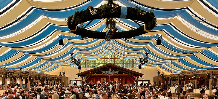 Volles Zelt am 1. Wiesntag - und dazu voller Biergarten außen (©Foto: Klaus Ikenmeyer) 